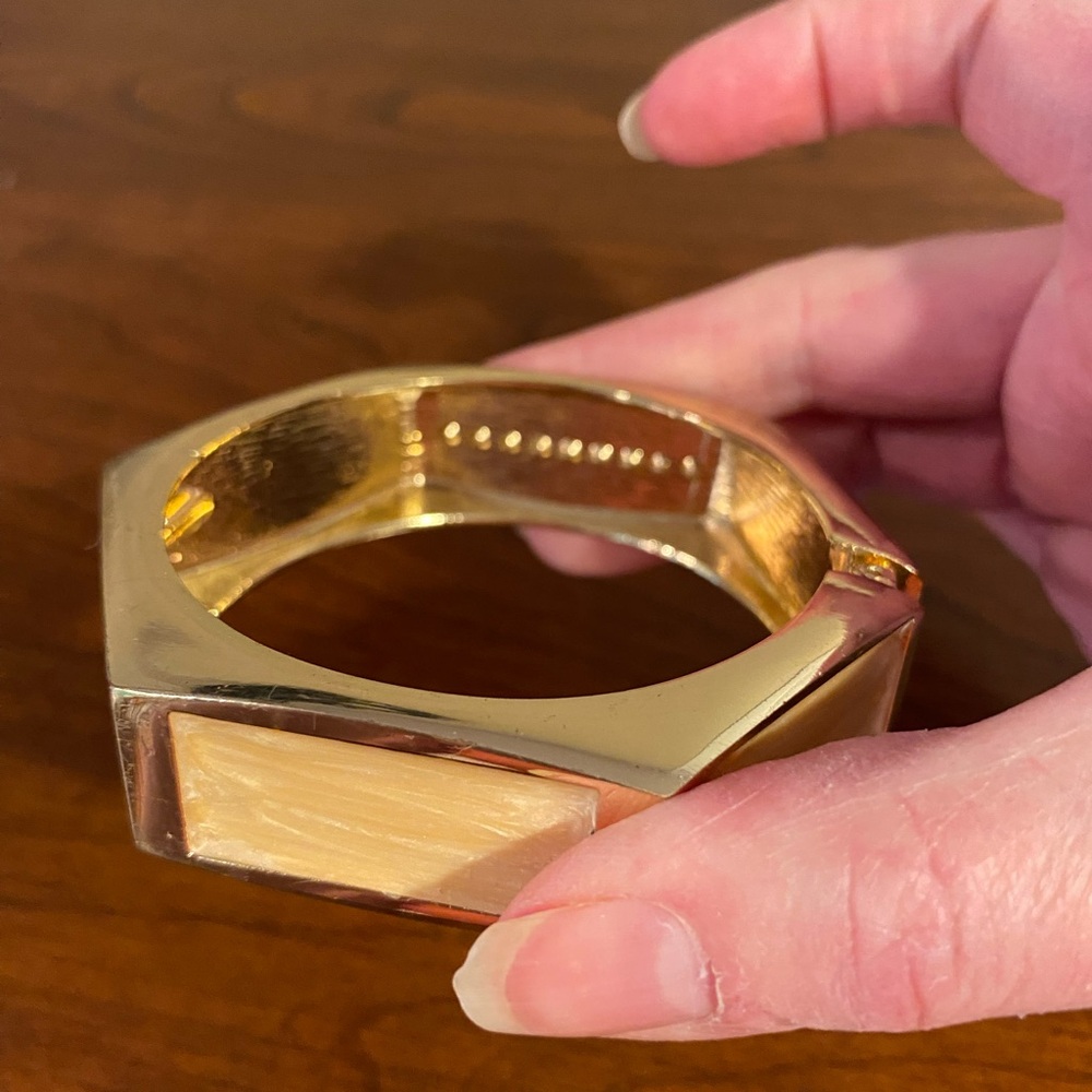 Vintage heavy golden dangle, hinged bracelet with rectangular enameled sides - Picture 10 of 12
